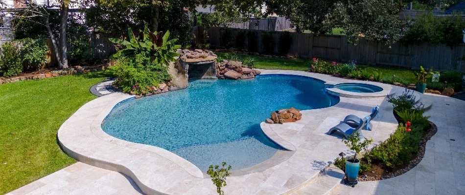 Gunite pool in Kingwood, TX, with spa and sun shelf.
